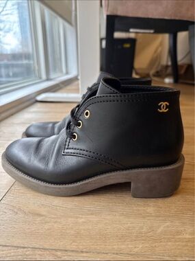 CHANEL Black Leather Lace-Up Ankle Boots 38.5 Gold CC Logo